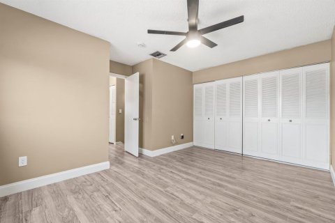 Townhouse in Lake Worth, Florida 3 bedrooms, 152.92 sq.m. № 2175787 - photo 29
