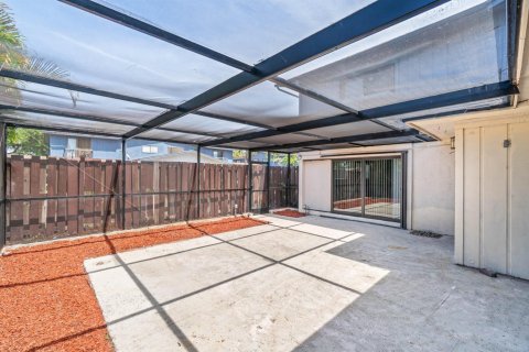 Townhouse in Lake Worth, Florida 3 bedrooms, 152.92 sq.m. № 2175787 - photo 6