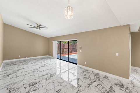 Townhouse in Lake Worth, Florida 3 bedrooms, 152.92 sq.m. № 2175787 - photo 10