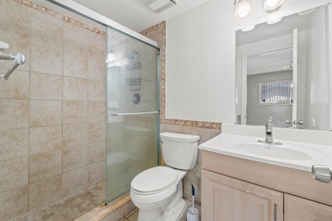 Townhouse in Lake Worth, Florida 3 bedrooms, 152.92 sq.m. № 2175787 - photo 20
