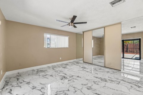 Townhouse in Lake Worth, Florida 3 bedrooms, 152.92 sq.m. № 2175787 - photo 18