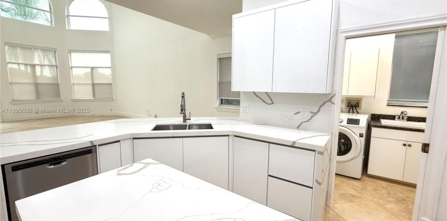 Casa en Weston, Florida 5 dormitorios, 402.73 m2 № 1948234