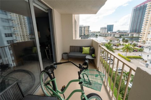 Condominio en venta en Hallandale Beach, Florida, 1 dormitorio, 120.77 m2 № 1098833 - foto 1