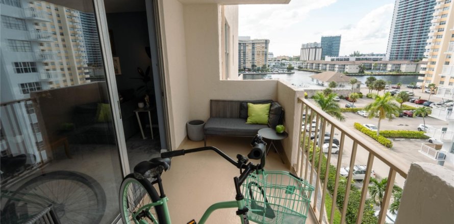 Condominio en Hallandale Beach, Florida, 1 dormitorio № 1098833