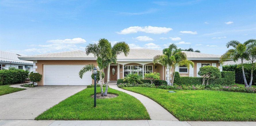 House in Boca Raton, Florida 3 bedrooms, 177.54 sq.m. № 2392814