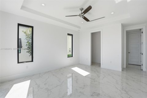 Casa en venta en Cape Coral, Florida, 6 dormitorios № 2051416 - foto 28