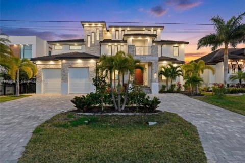 Casa en venta en Cape Coral, Florida, 6 dormitorios № 2051416 - foto 9
