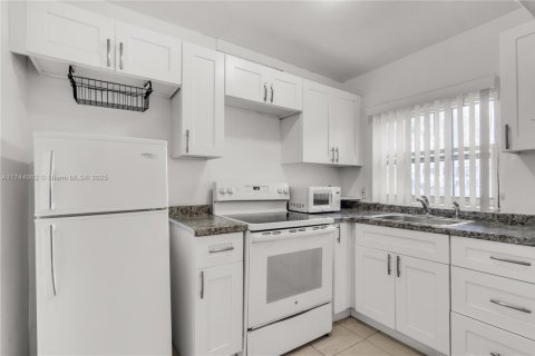 Propiedad comercial en venta en Miami, Florida № 1860725 - foto 11