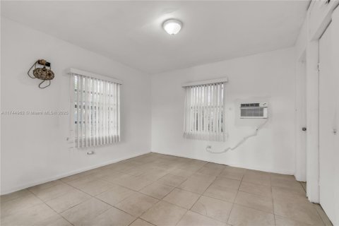 Propiedad comercial en venta en Miami, Florida № 1860725 - foto 14
