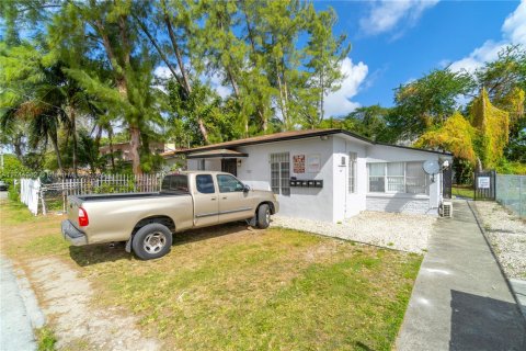 Propiedad comercial en venta en Miami, Florida № 1860725 - foto 3