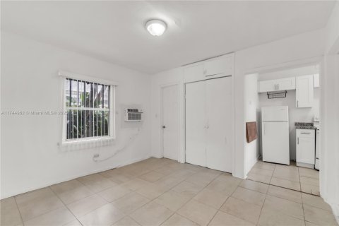 Propiedad comercial en venta en Miami, Florida № 1860725 - foto 9