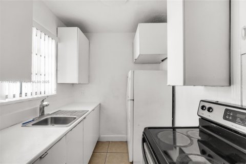 Propiedad comercial en venta en Miami, Florida № 1860725 - foto 18
