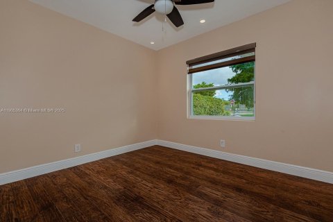 Снять в аренду виллу или дом в Норт-Лодердейл, Флорида 4 спальни, 127.28м2, № 1963731 - фото 17