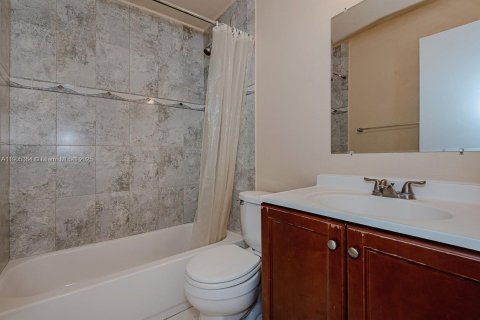 Снять в аренду виллу или дом в Норт-Лодердейл, Флорида 4 спальни, 127.28м2, № 1963731 - фото 19