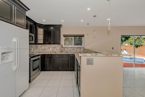 Снять в аренду виллу или дом в Норт-Лодердейл, Флорида 4 спальни, 127.28м2, № 1963731 - фото 9