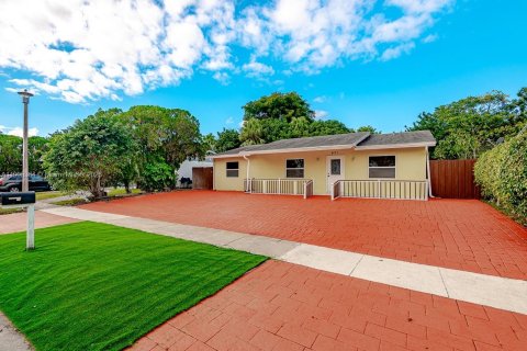 Снять в аренду виллу или дом в Норт-Лодердейл, Флорида 4 спальни, 127.28м2, № 1963731 - фото 2