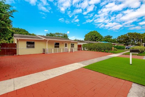 Снять в аренду виллу или дом в Норт-Лодердейл, Флорида 4 спальни, 127.28м2, № 1963731 - фото 1