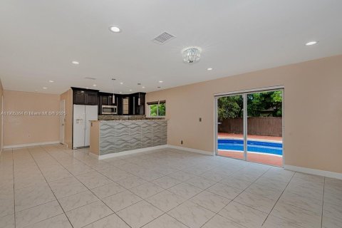 Снять в аренду виллу или дом в Норт-Лодердейл, Флорида 4 спальни, 127.28м2, № 1963731 - фото 4