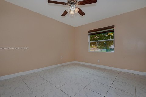 Снять в аренду виллу или дом в Норт-Лодердейл, Флорида 4 спальни, 127.28м2, № 1963731 - фото 22