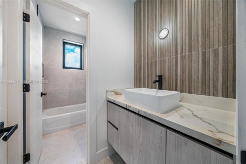 Снять в аренду таунхаус в Майами, Флорида 4 спальни, № 2050122 - фото 24