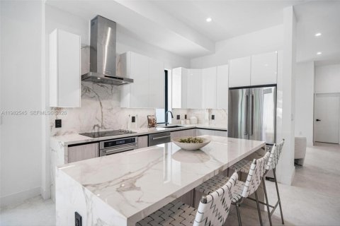 Снять в аренду таунхаус в Майами, Флорида 4 спальни, № 2050122 - фото 8