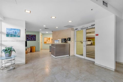 Condo in Miami, Florida, 2 bedrooms  № 1977029 - photo 19