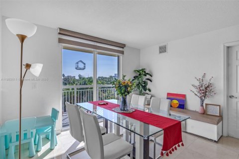 Condo in Miami, Florida, 2 bedrooms  № 1977029 - photo 11