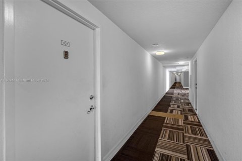 Condo in Miami, Florida, 2 bedrooms  № 1977029 - photo 18