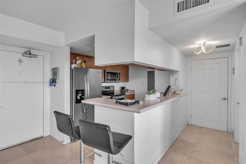 Condo in Miami, Florida, 2 bedrooms  № 1977029 - photo 14