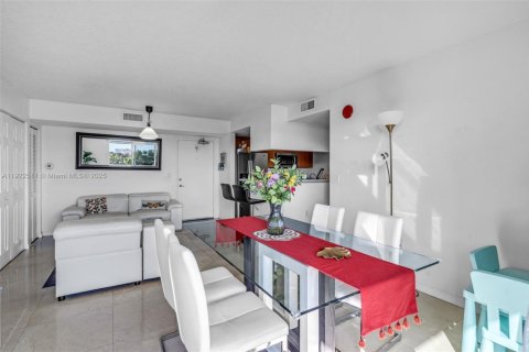 Condo in Miami, Florida, 2 bedrooms  № 1977029 - photo 15