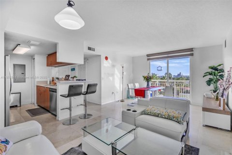 Condo in Miami, Florida, 2 bedrooms  № 1977029 - photo 16