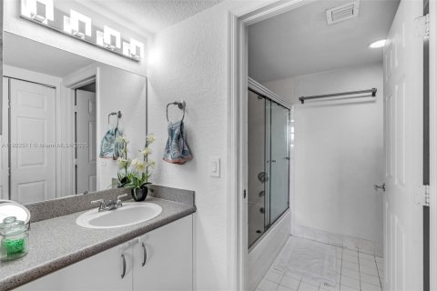 Condo in Miami, Florida, 2 bedrooms  № 1977029 - photo 5