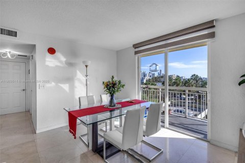 Condo in Miami, Florida, 2 bedrooms  № 1977029 - photo 12