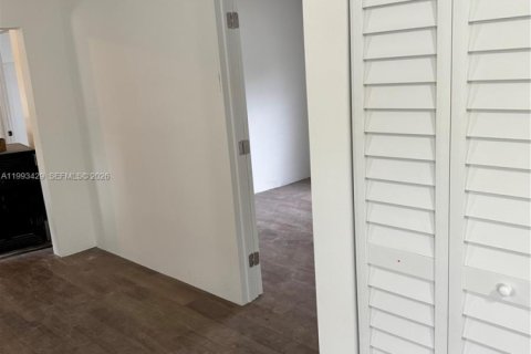 Casa en alquiler en Miami, Florida, 4 dormitorios, 104.79 m2 № 2057188 - foto 9
