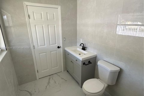 Casa en alquiler en Miami, Florida, 4 dormitorios, 104.79 m2 № 2057188 - foto 2