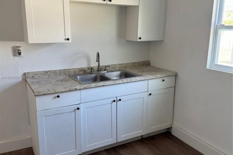 Casa en alquiler en Miami, Florida, 4 dormitorios, 104.79 m2 № 2057188 - foto 5