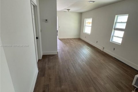 Casa en alquiler en Miami, Florida, 4 dormitorios, 104.79 m2 № 2057188 - foto 4