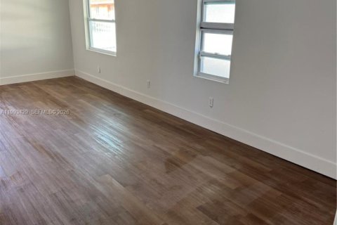 Casa en alquiler en Miami, Florida, 4 dormitorios, 104.79 m2 № 2057188 - foto 8