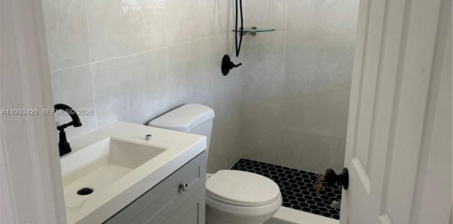 Casa en Miami, Florida 4 dormitorios, 104.79 m2 № 2057188