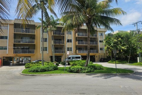 Condo in North Miami, Florida, 1 bedroom  № 1845894 - photo 1