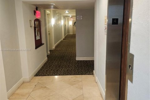 Condo in North Miami, Florida, 1 bedroom  № 1845894 - photo 4