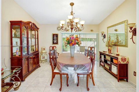 House in Palmetto Bay, Florida 4 bedrooms, 148.83 sq.m. № 2244182 - photo 8