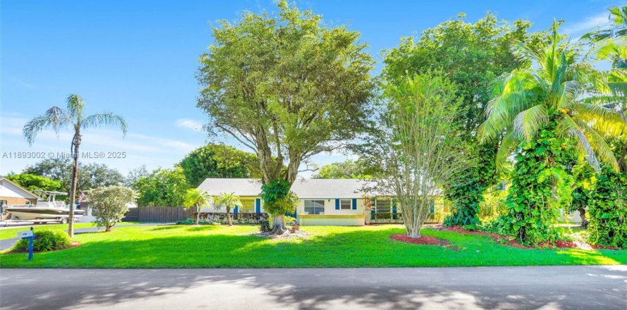 House in Palmetto Bay, Florida 4 bedrooms, 148.83 sq.m. № 2244182
