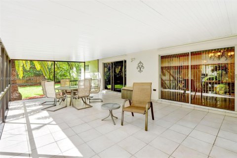 House in Palmetto Bay, Florida 4 bedrooms, 148.83 sq.m. № 2244182 - photo 23