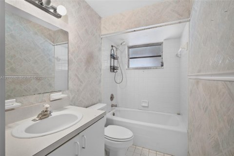Villa ou maison à vendre à Miami, Floride: 3 chambres, 136.1 m2 № 2439350 - photo 18