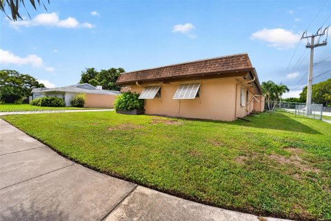 Villa ou maison à vendre à Miami, Floride: 3 chambres, 136.1 m2 № 2439350 - photo 2