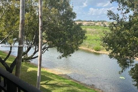 Condominio en Pembroke Pines, Florida, 2 dormitorios № 2030700