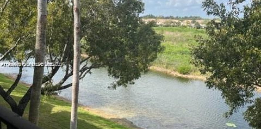 Condominio en Pembroke Pines, Florida, 2 dormitorios № 2030700