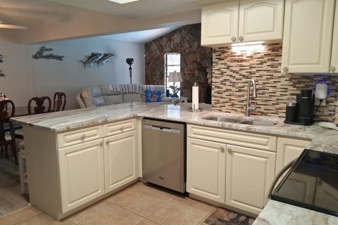 House in Hudson, Florida 2 bedrooms, 147.53 sq.m. № 1643008 - photo 13