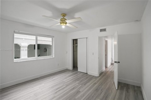 House in Coral Gables, Florida 3 bedrooms, 168.34 sq.m. № 2003426 - photo 21